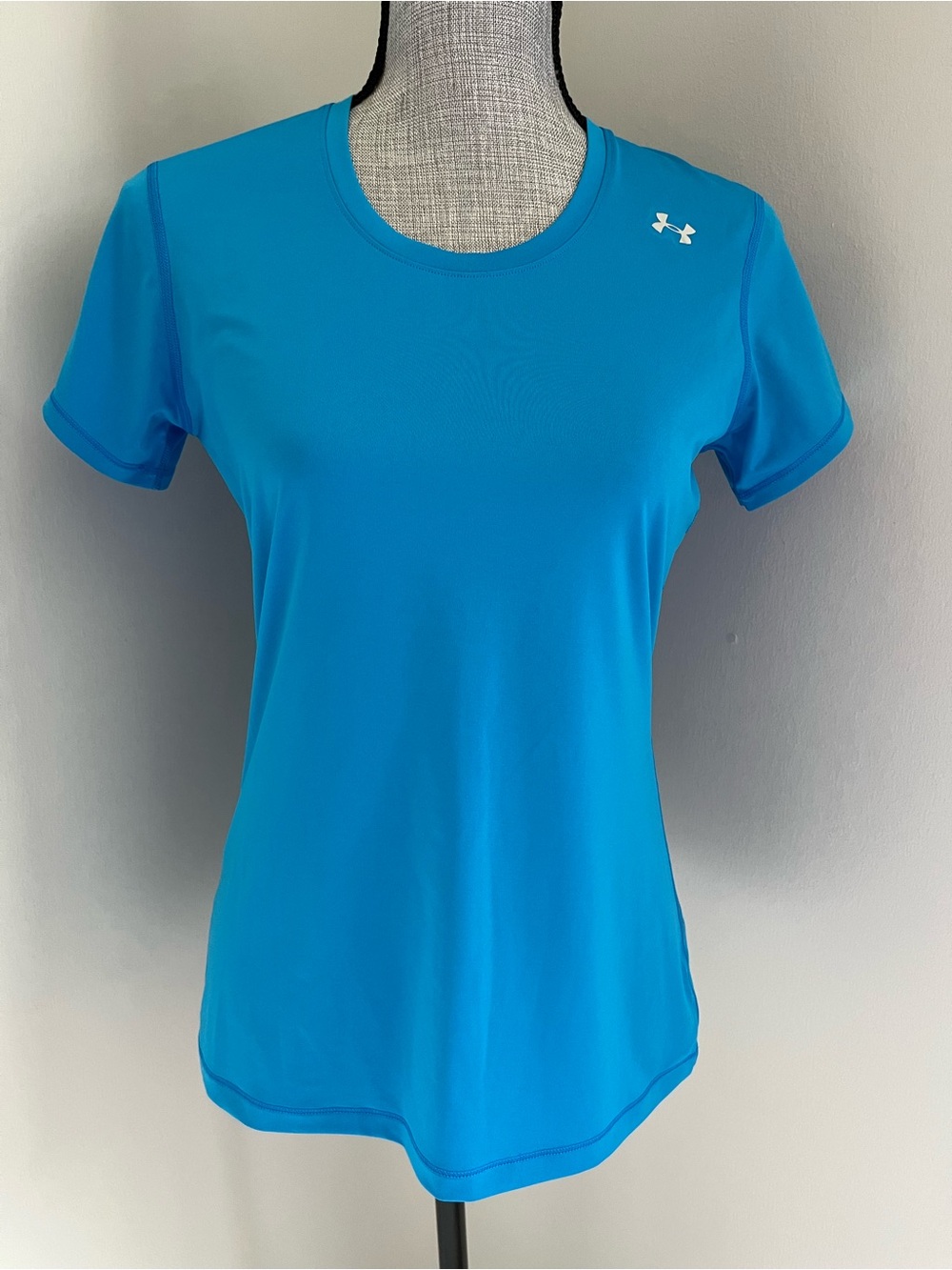 BNWT under armour blue fitted workout shirt size M